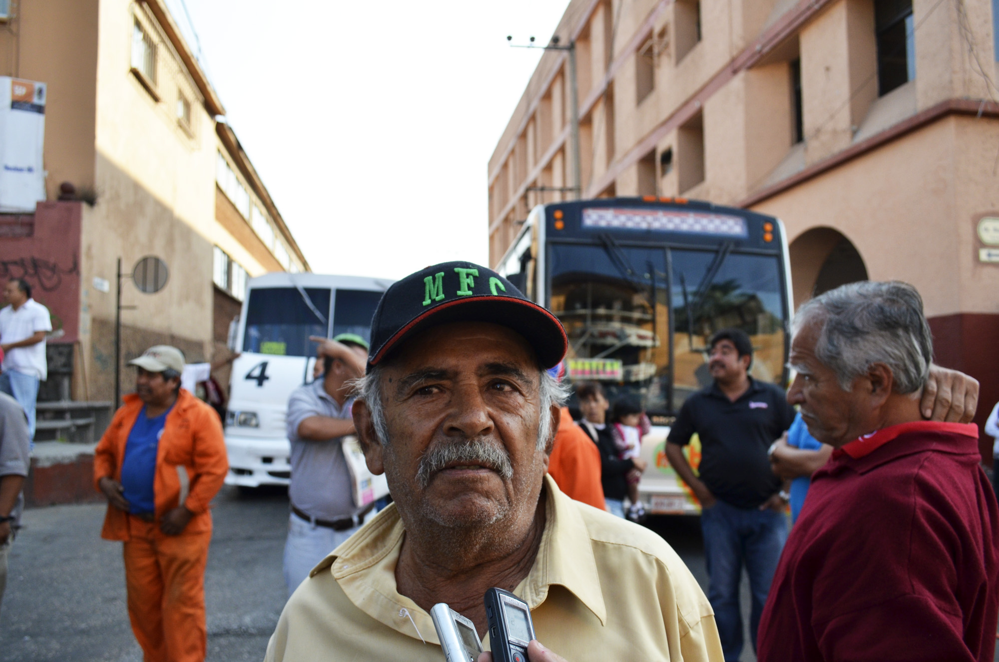 Trabajadores bloquean avenidas en Cuernavaca
