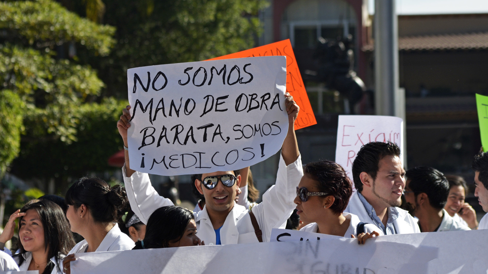 Pasantes de Medicina protestan por inseguridad