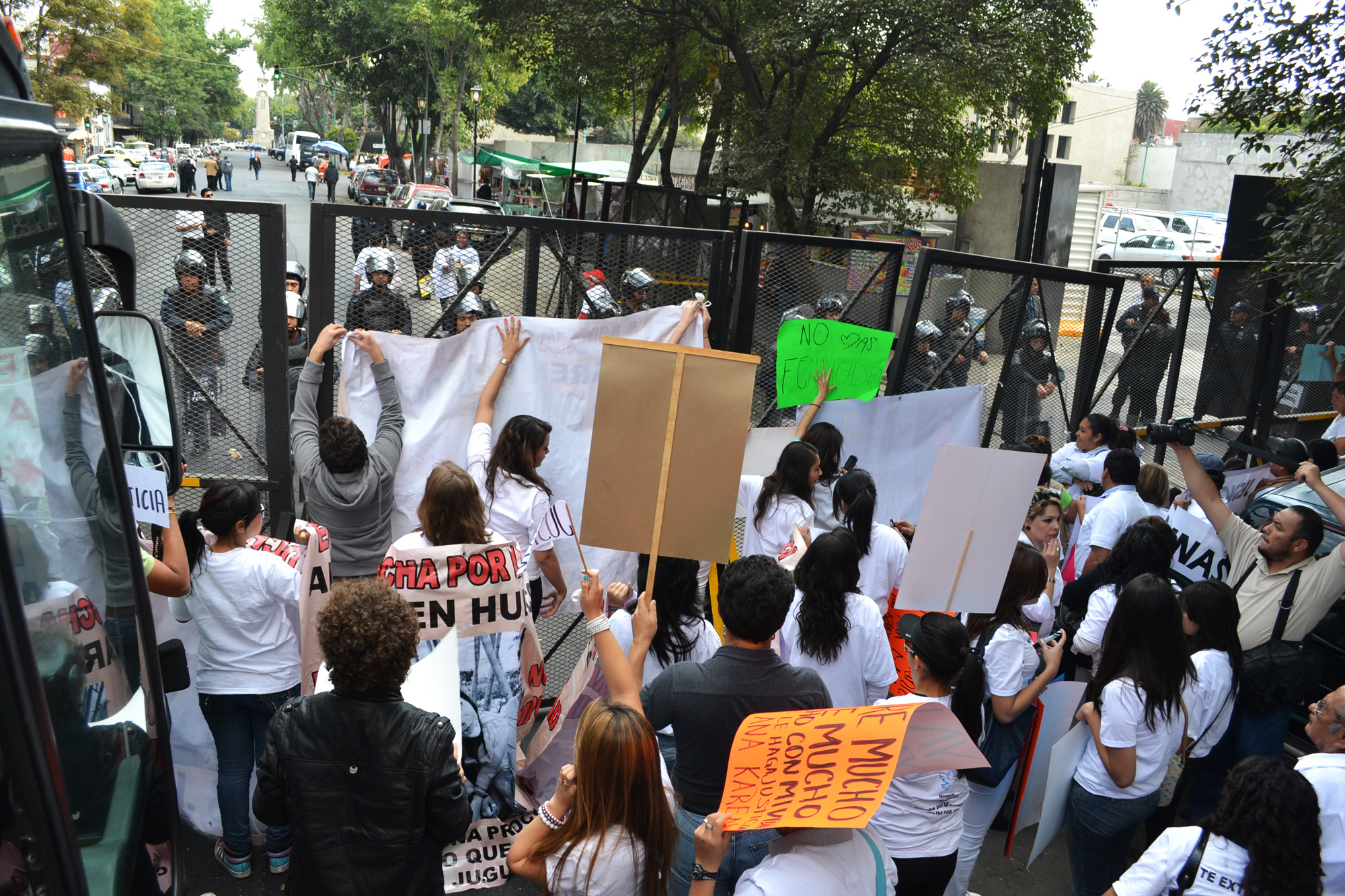 Familiares de víctimas en DF