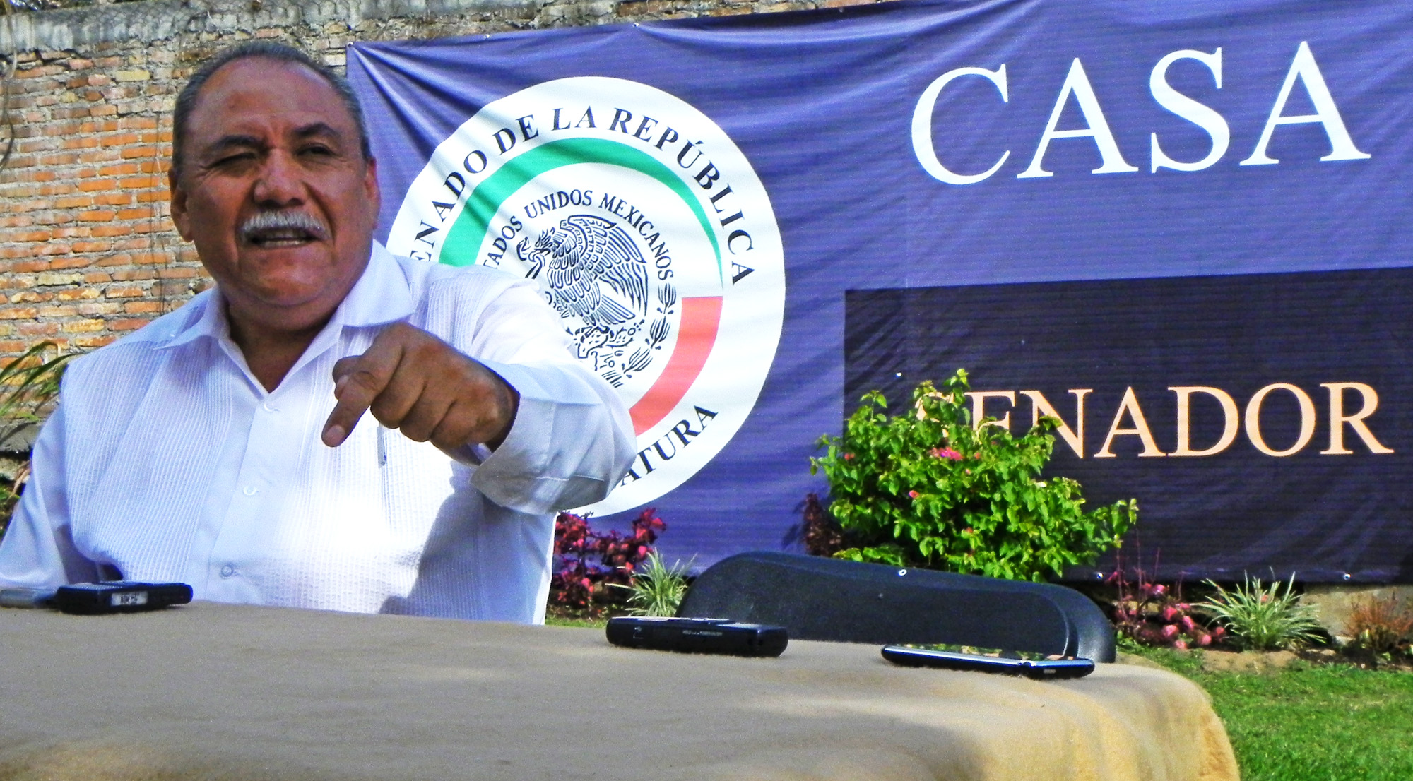 Senador Fidel Demédicis Hildalgo en conferencia de Medios