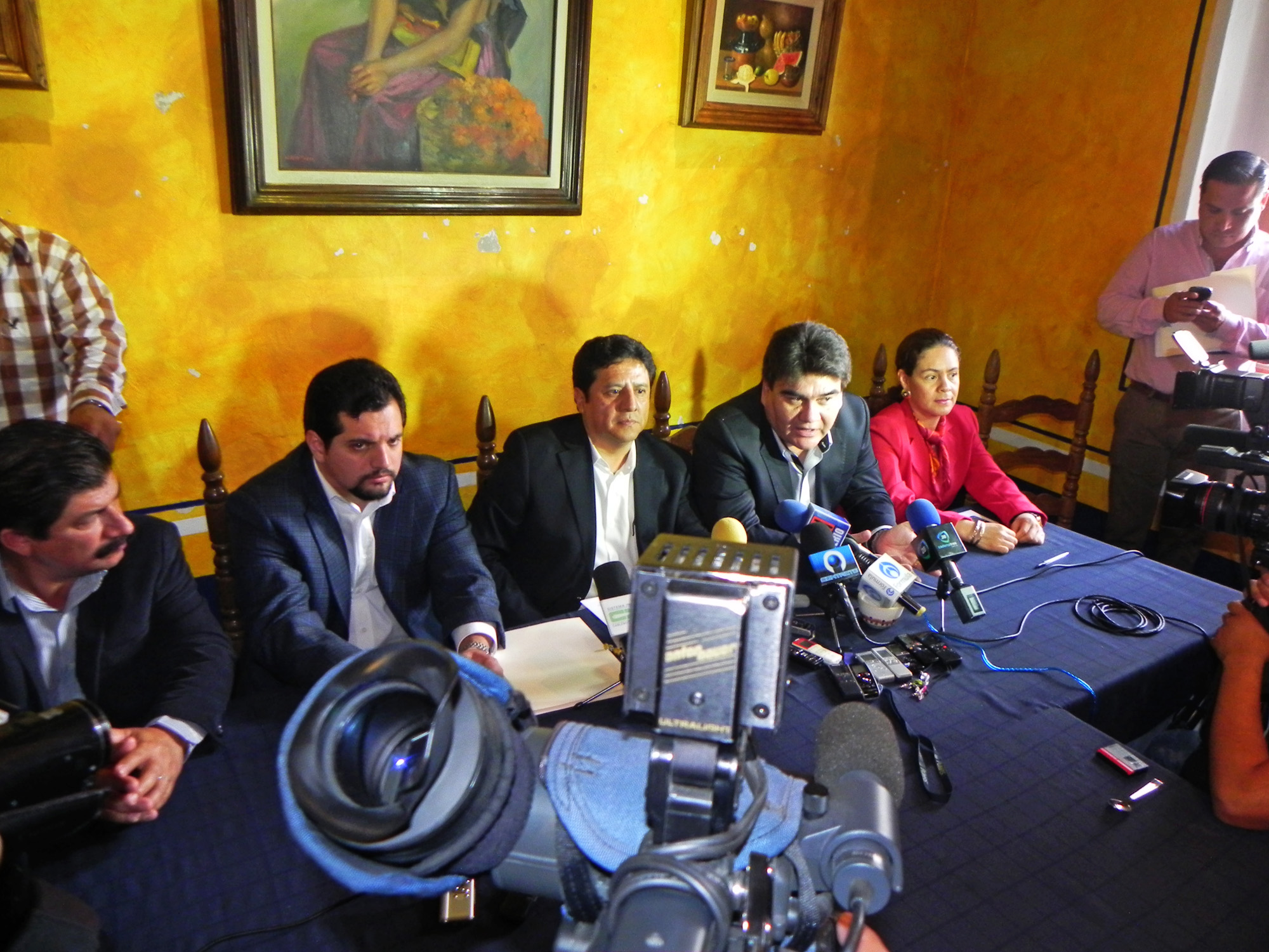 Legisladores del PRI en rueda de medios