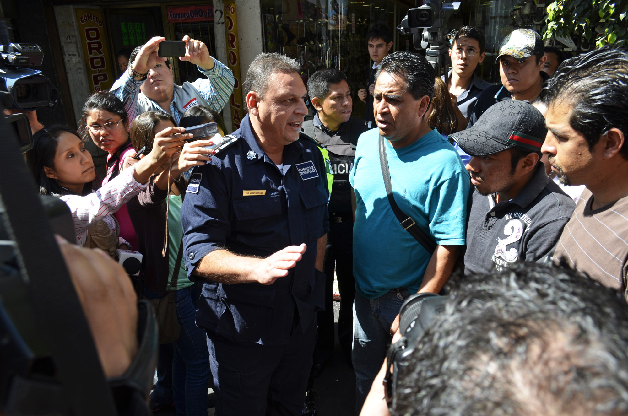 Ambulantes y secretario de Seguridad  Víctor Hugo Valdez 