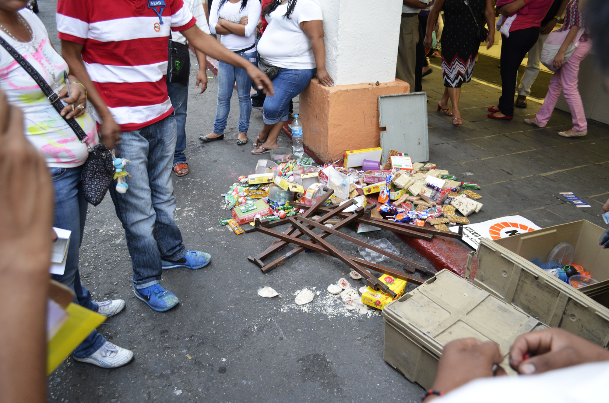 Mercancía destrozada por policías