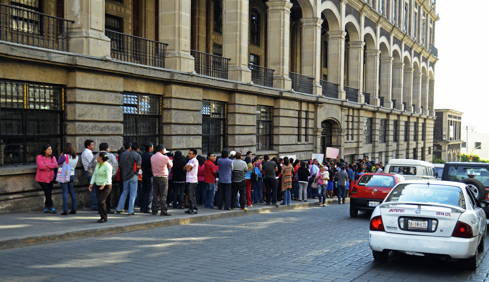 Protesta de padres de familia en Casa de gobierno