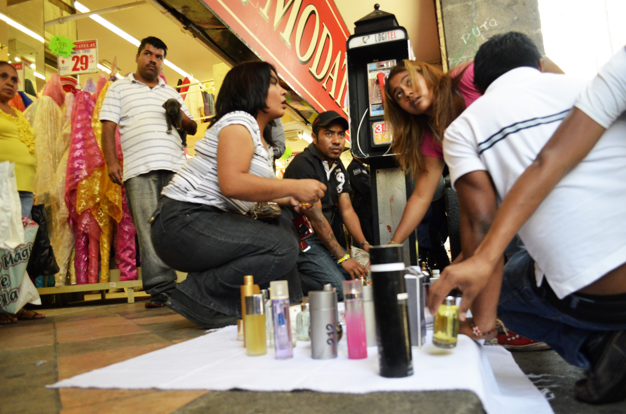 Ambulantes reinstalan puestos por amparo