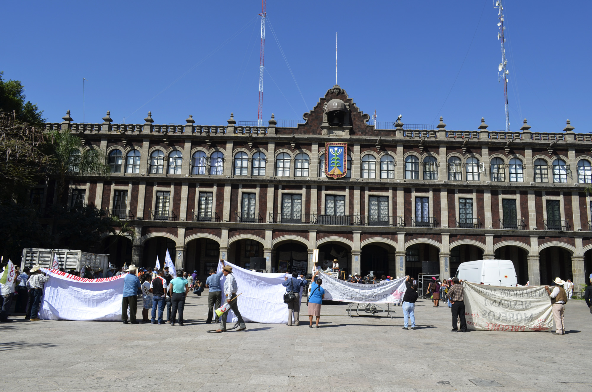Protestan campesinos en Casa de Morelos