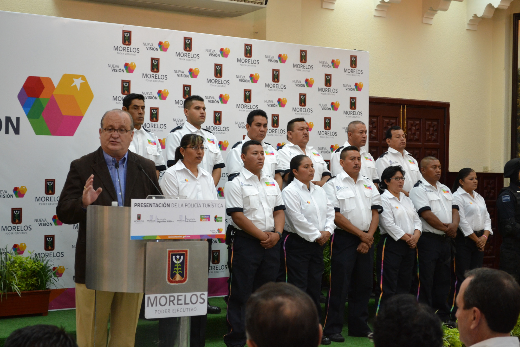 Graco y policia turística