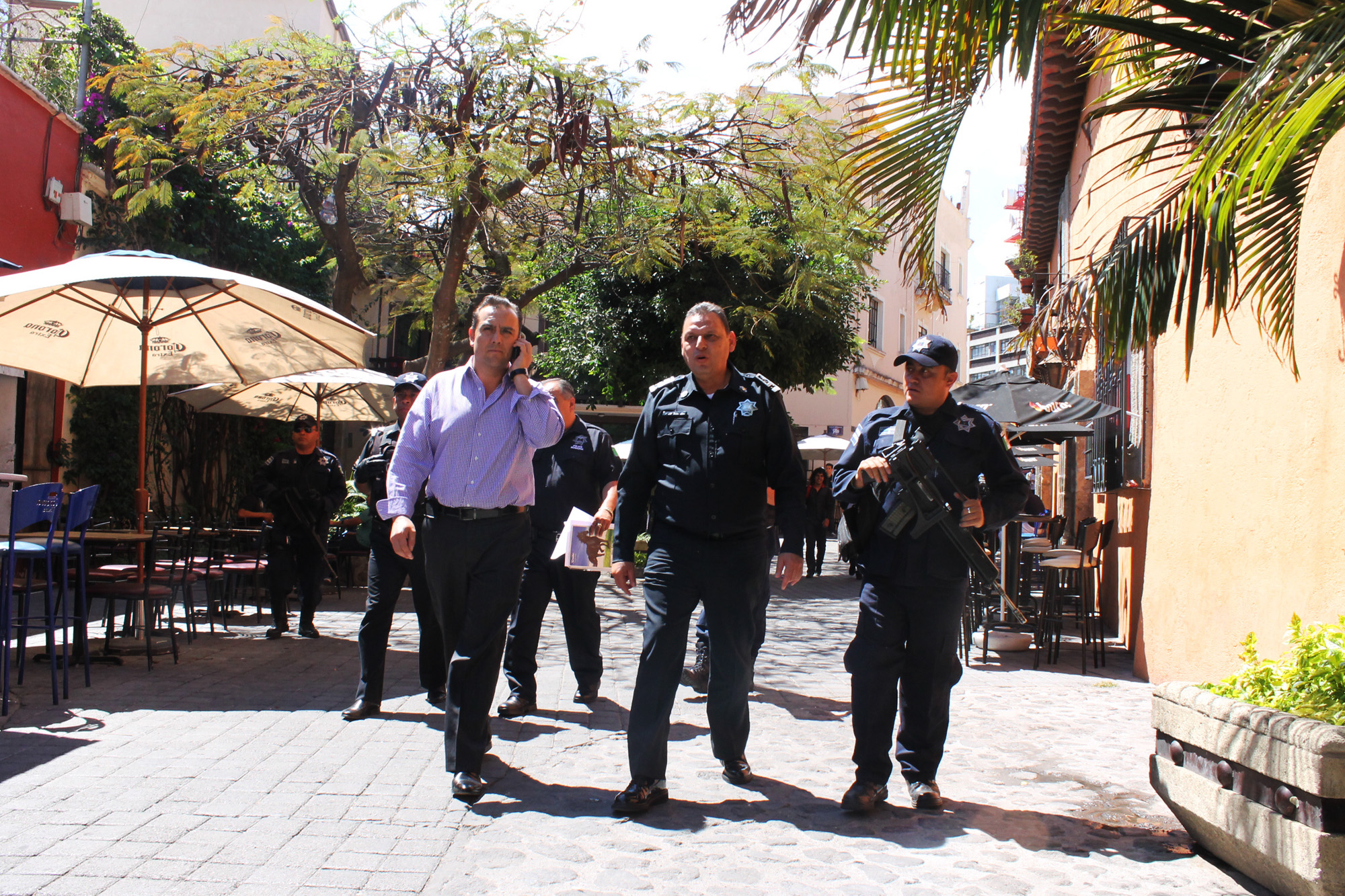 Recorrido empresarios y policías