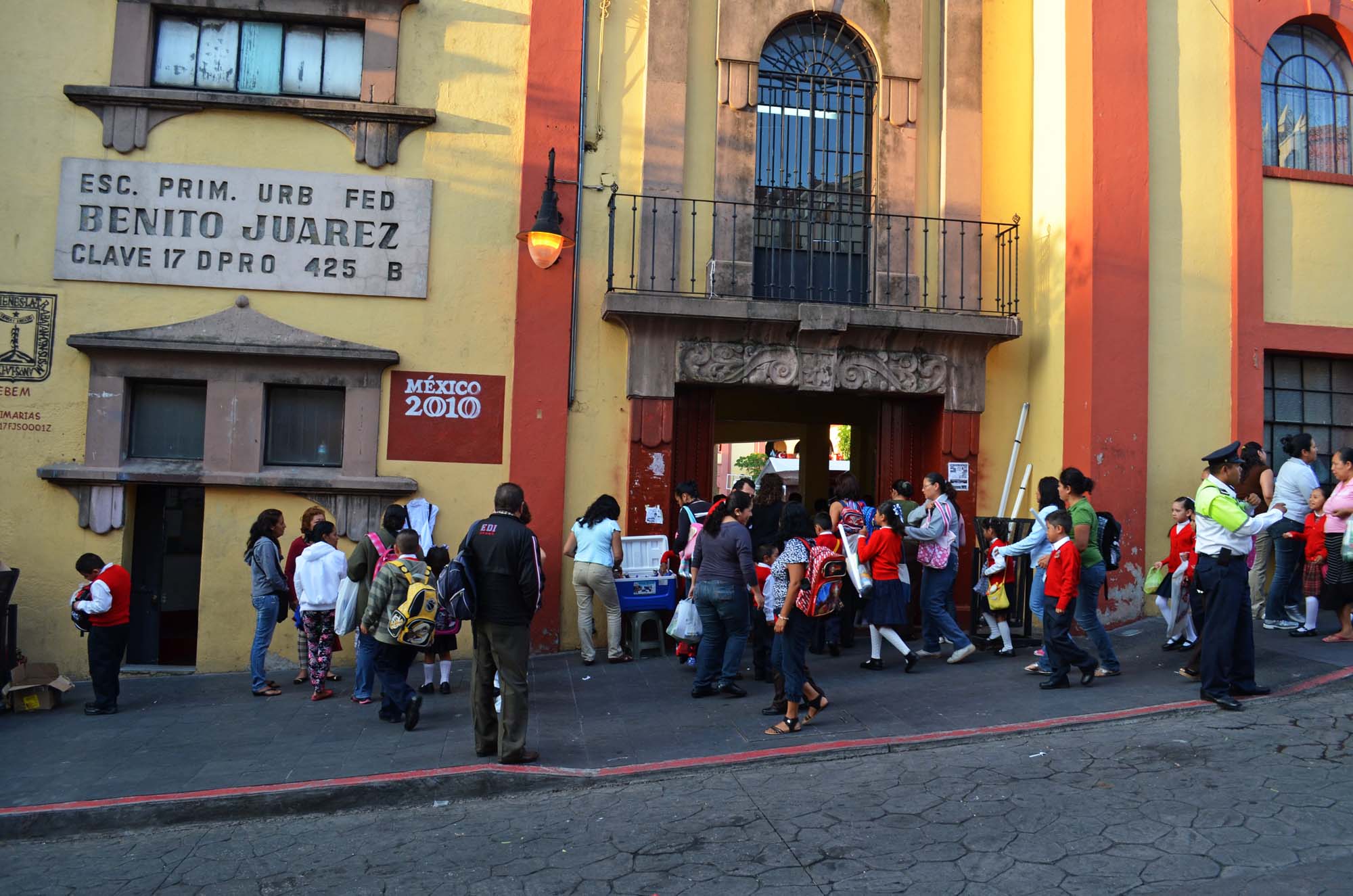 Niños entrando a la escuela
