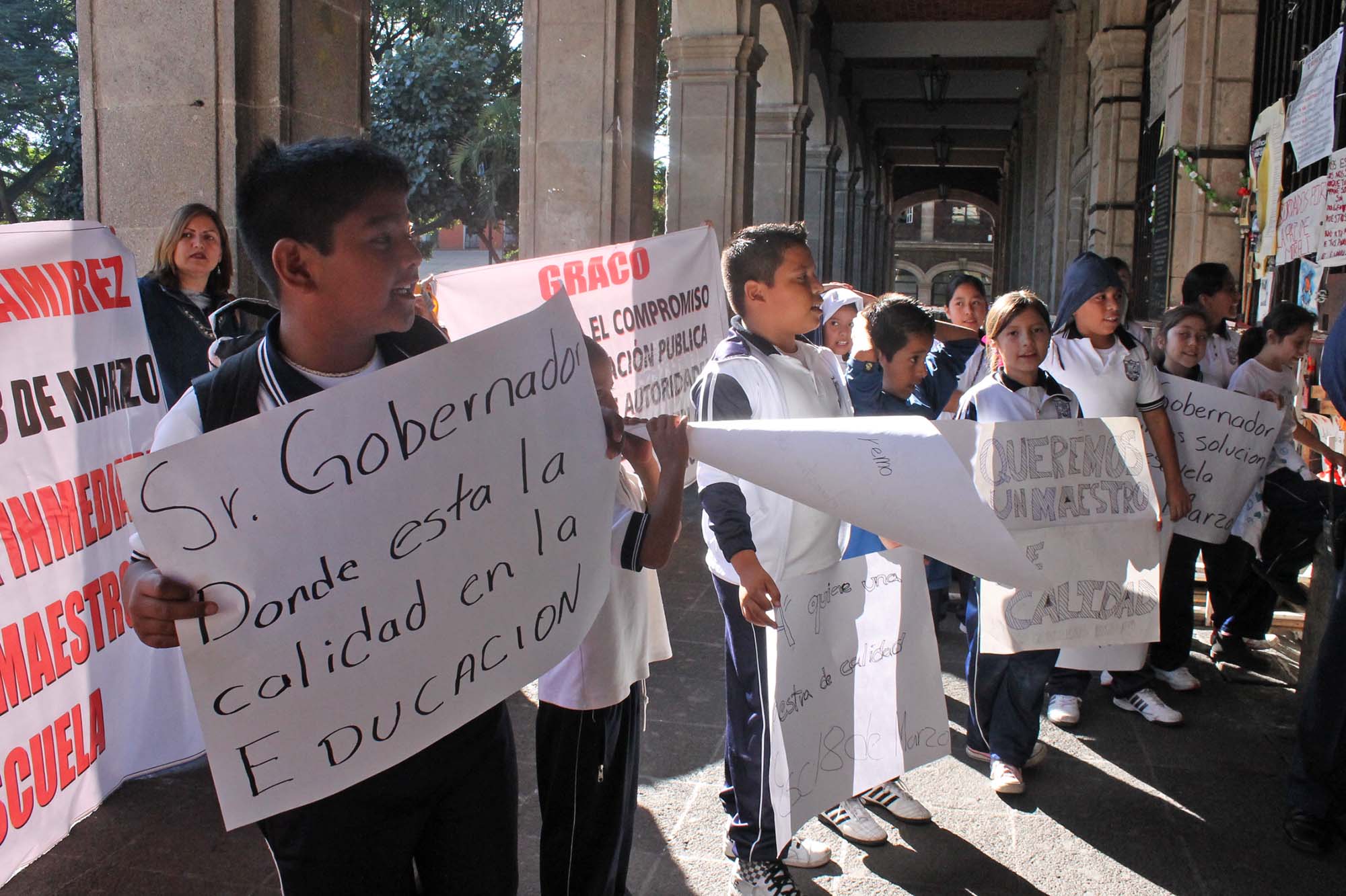 Nilos protestando en Casa Morelos