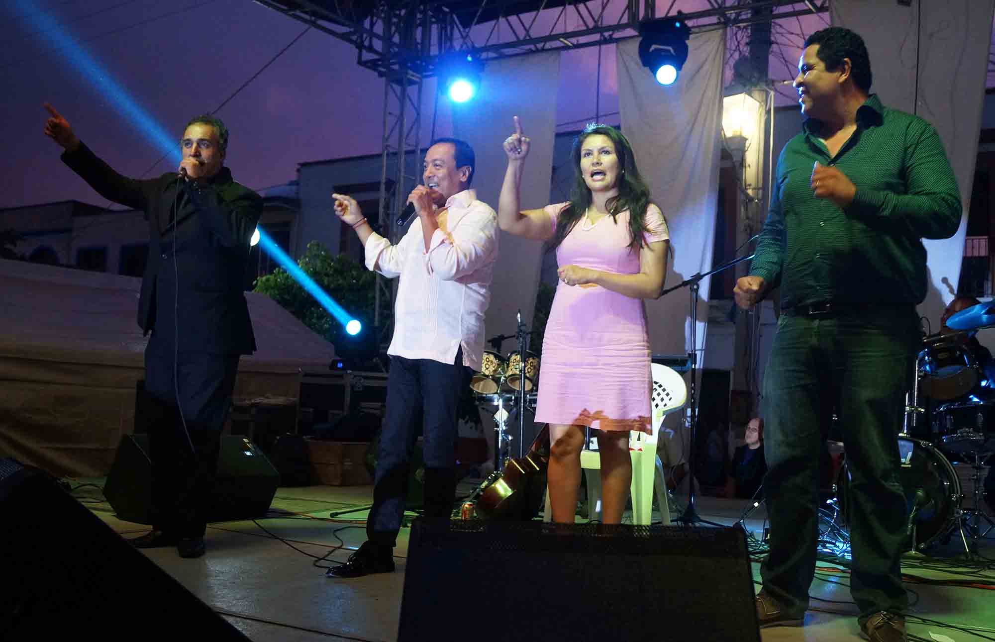 Hortencia Figueroa en concierto de Carlos Cuevas