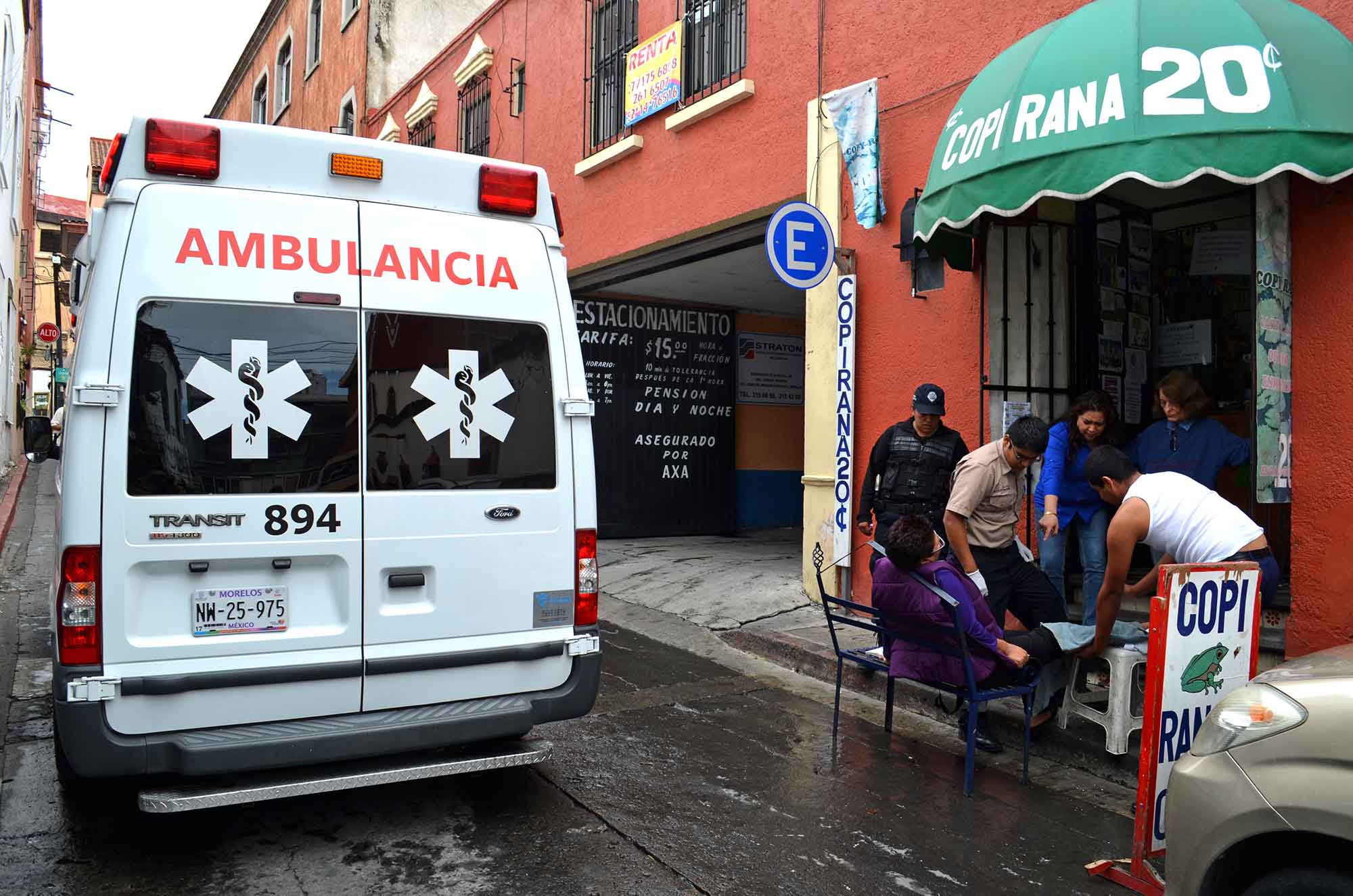 Mujer lesionada tras caer de escalones