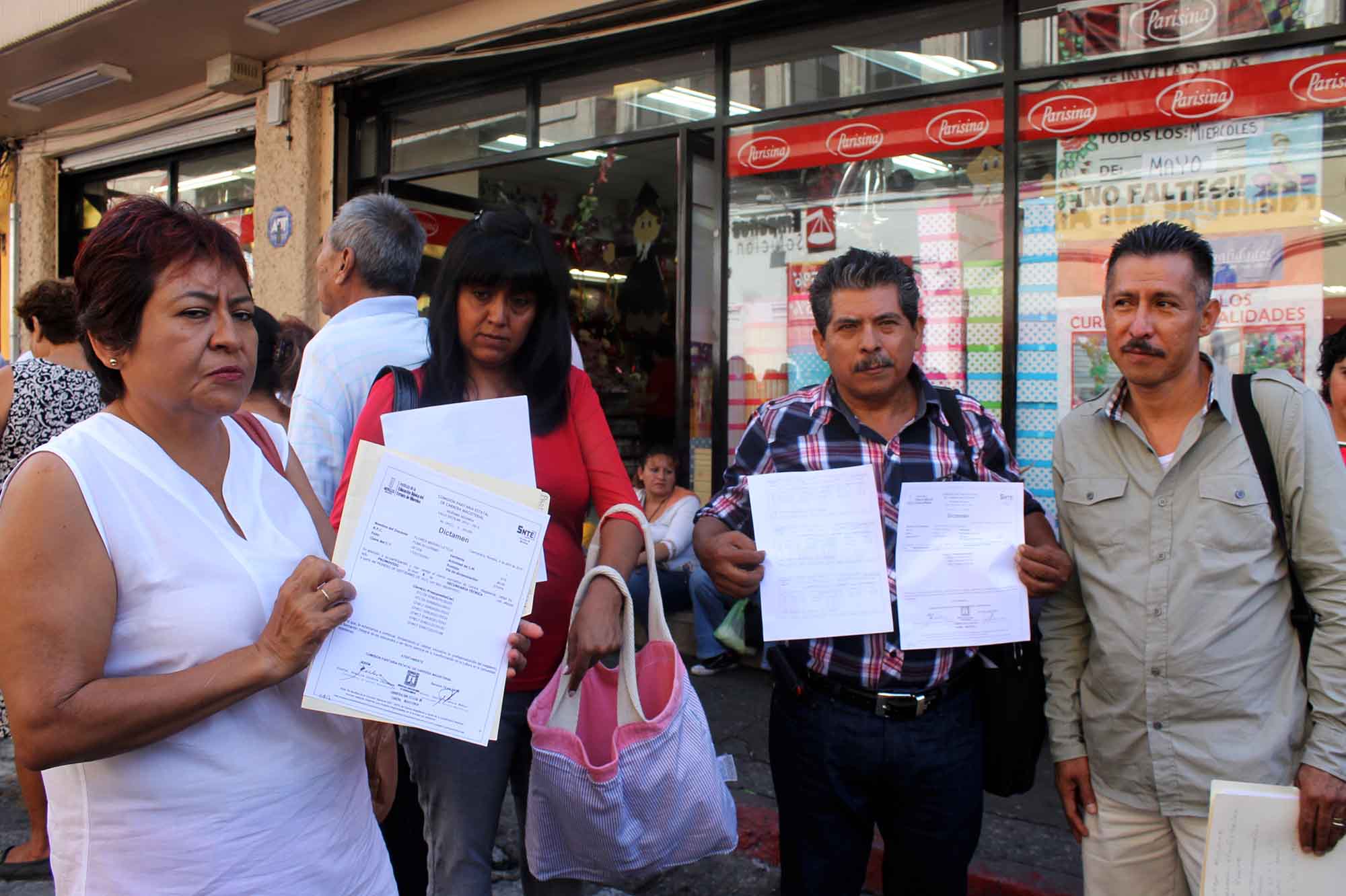 Maestros exigen pago