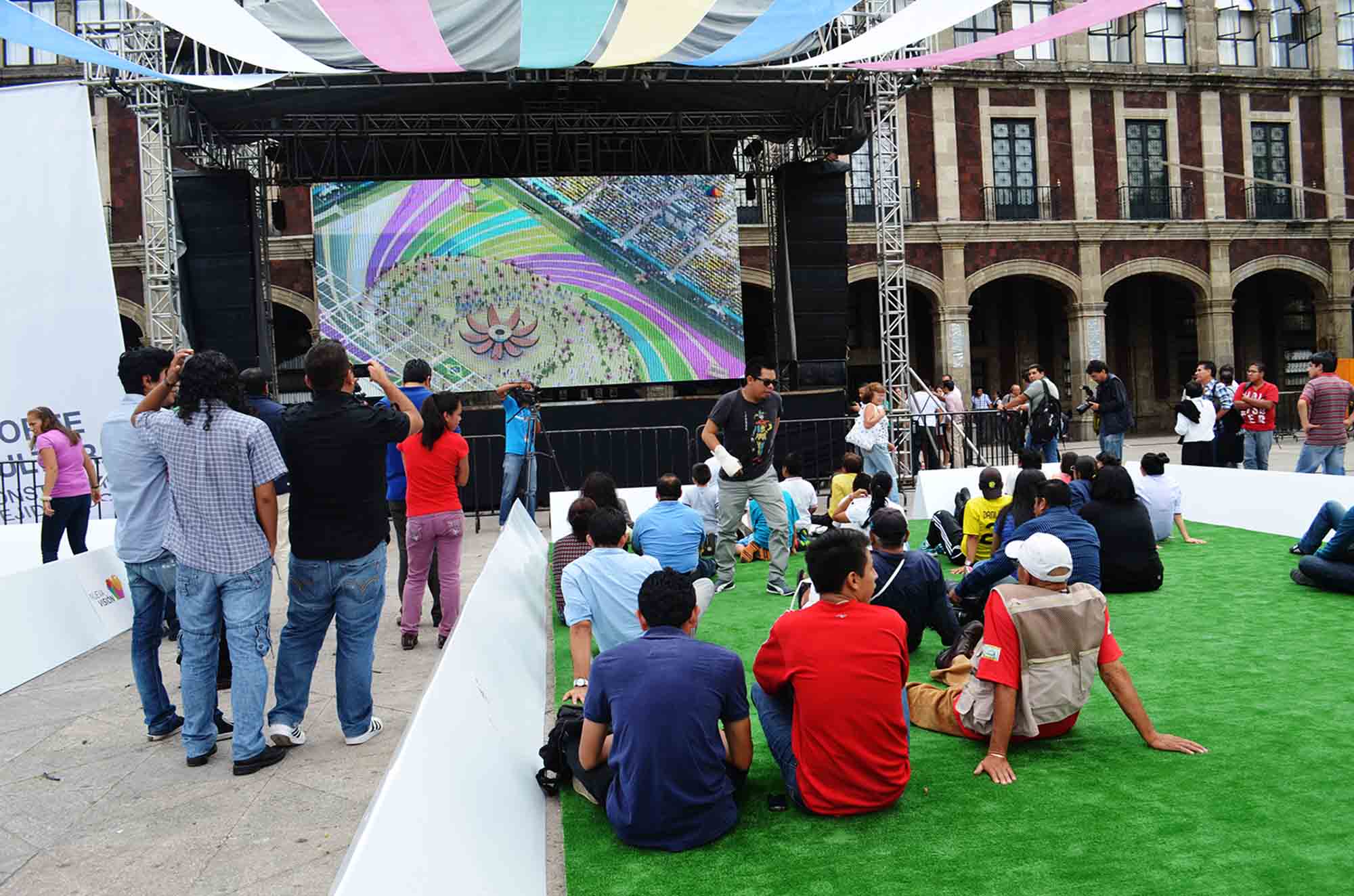 Pantallas gigantes en el zòcalo