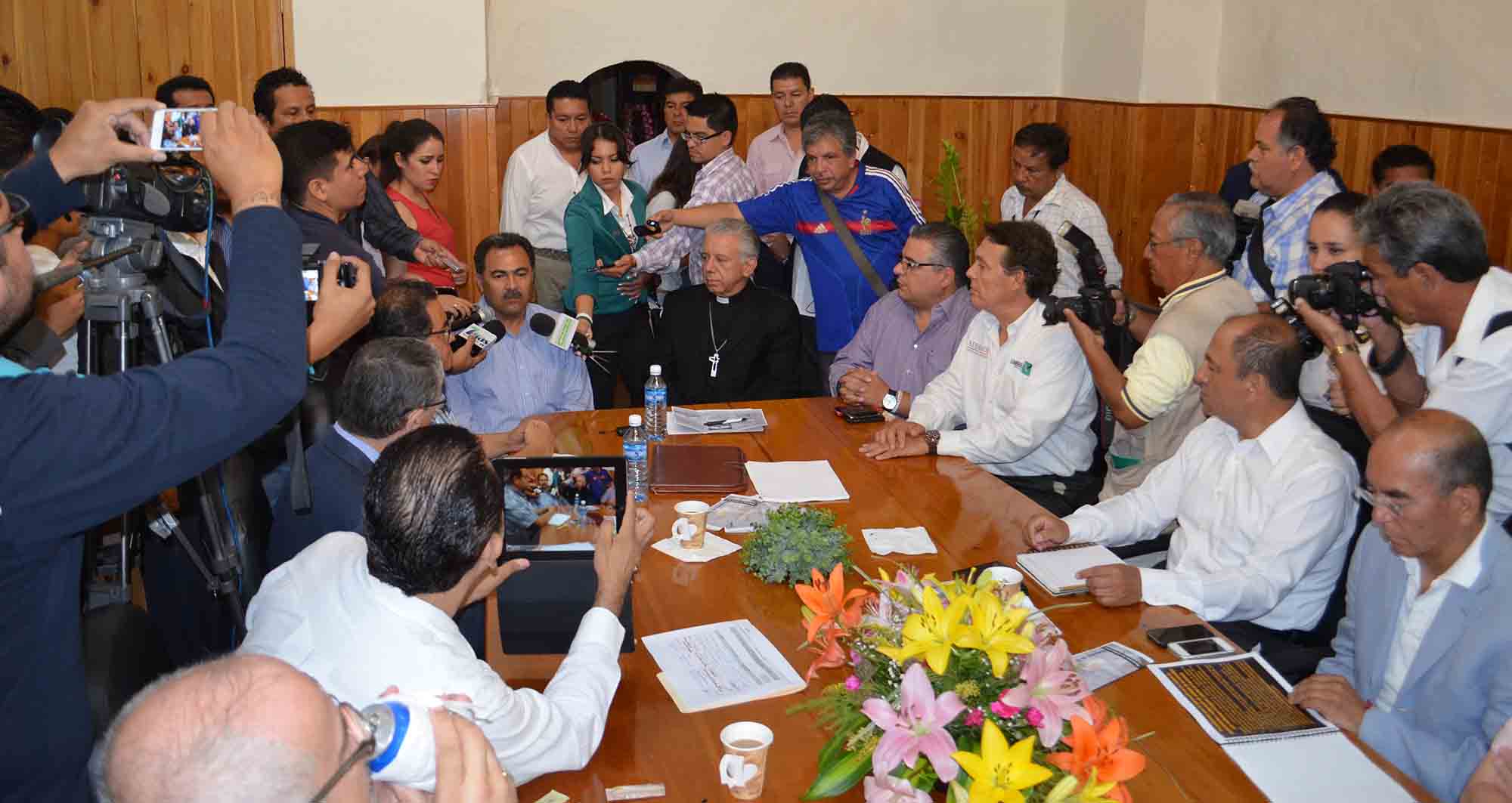 Reunión con obispo Ramón Castro