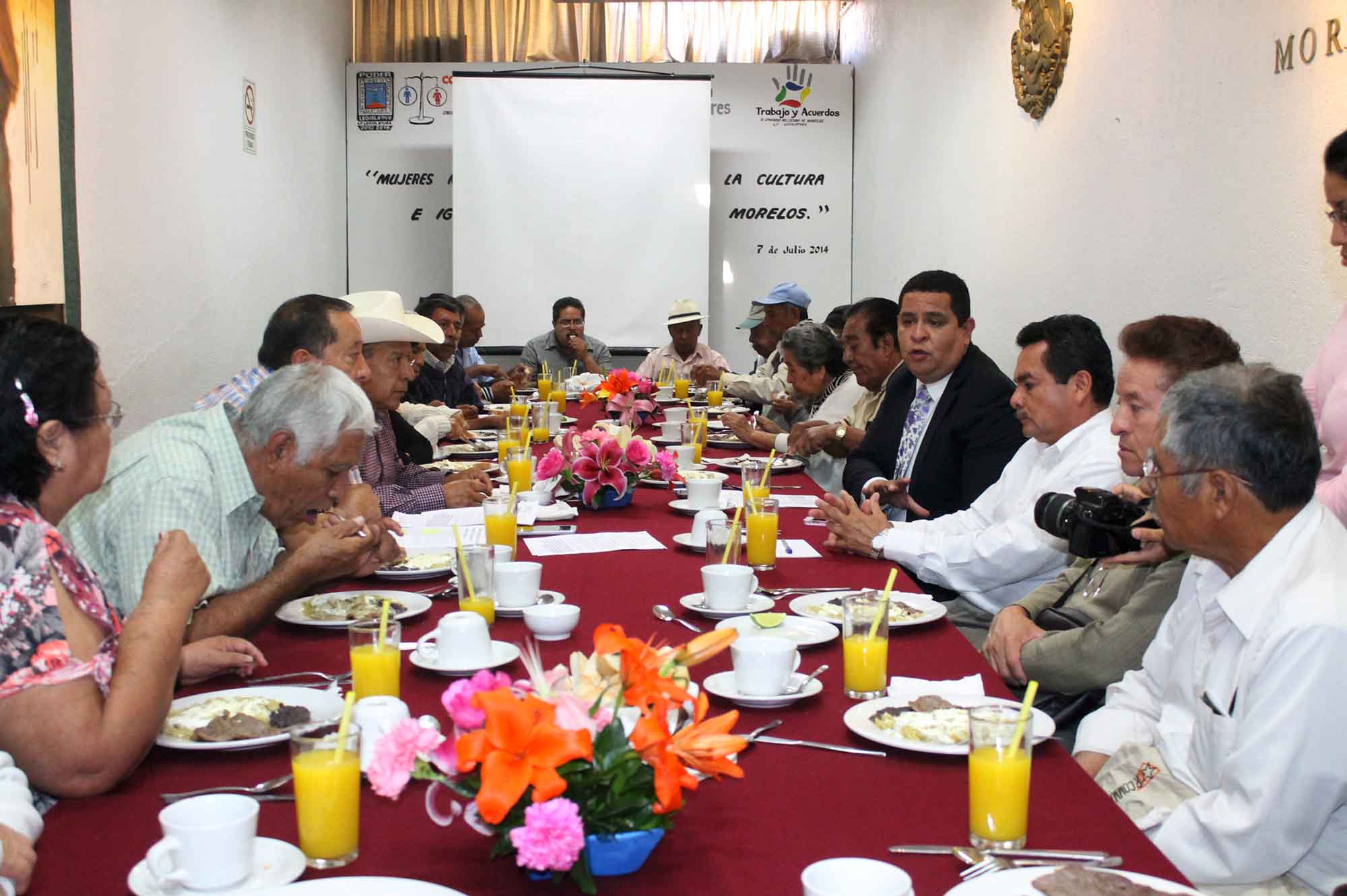 Diputados y adultos mayores