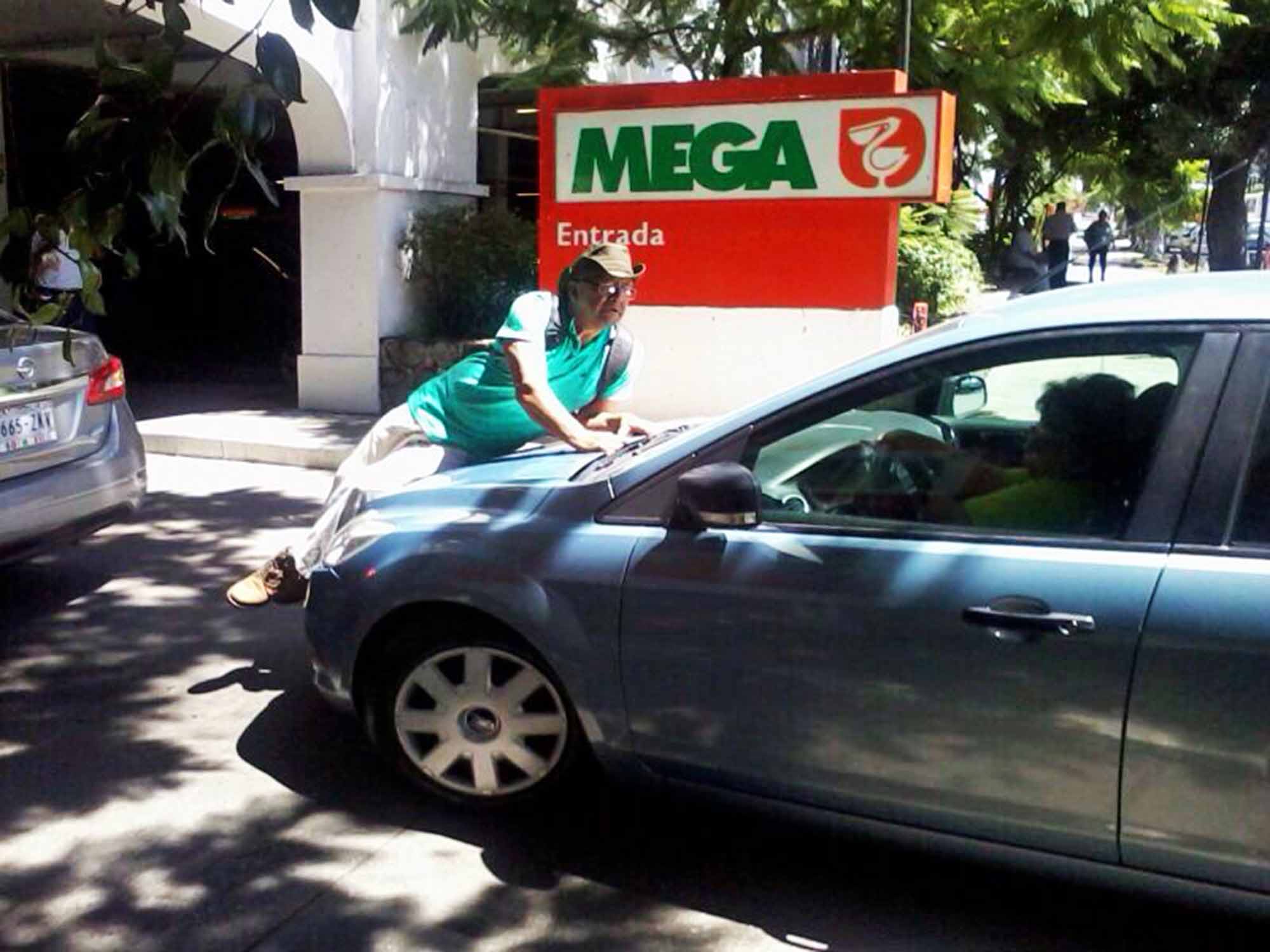 Manifestante embestido