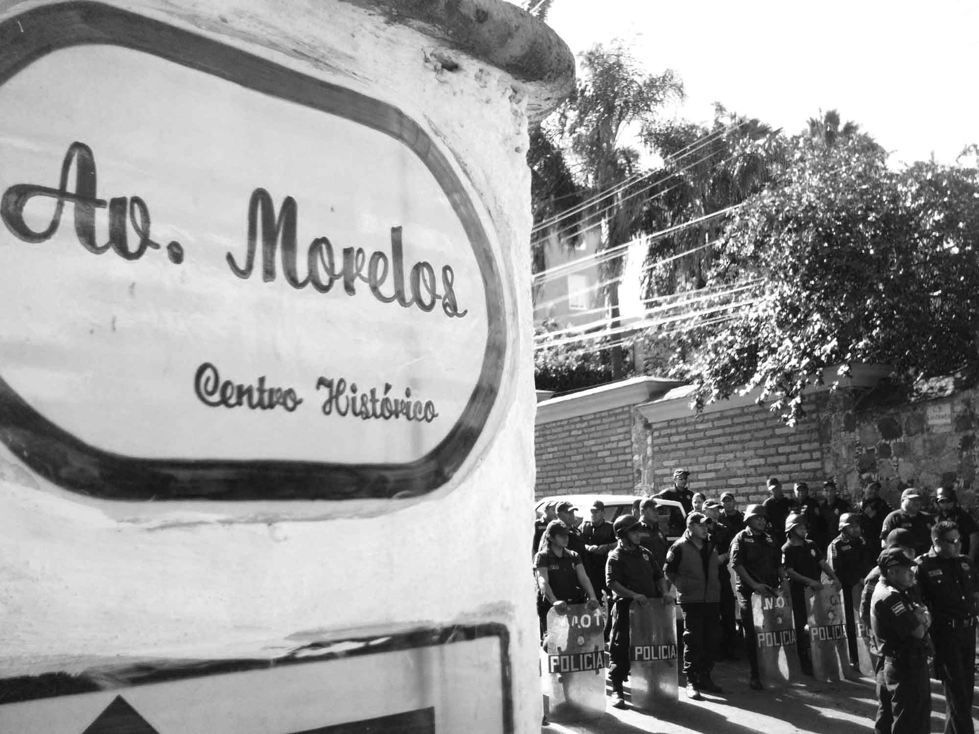 Policías resguardan Tesorería