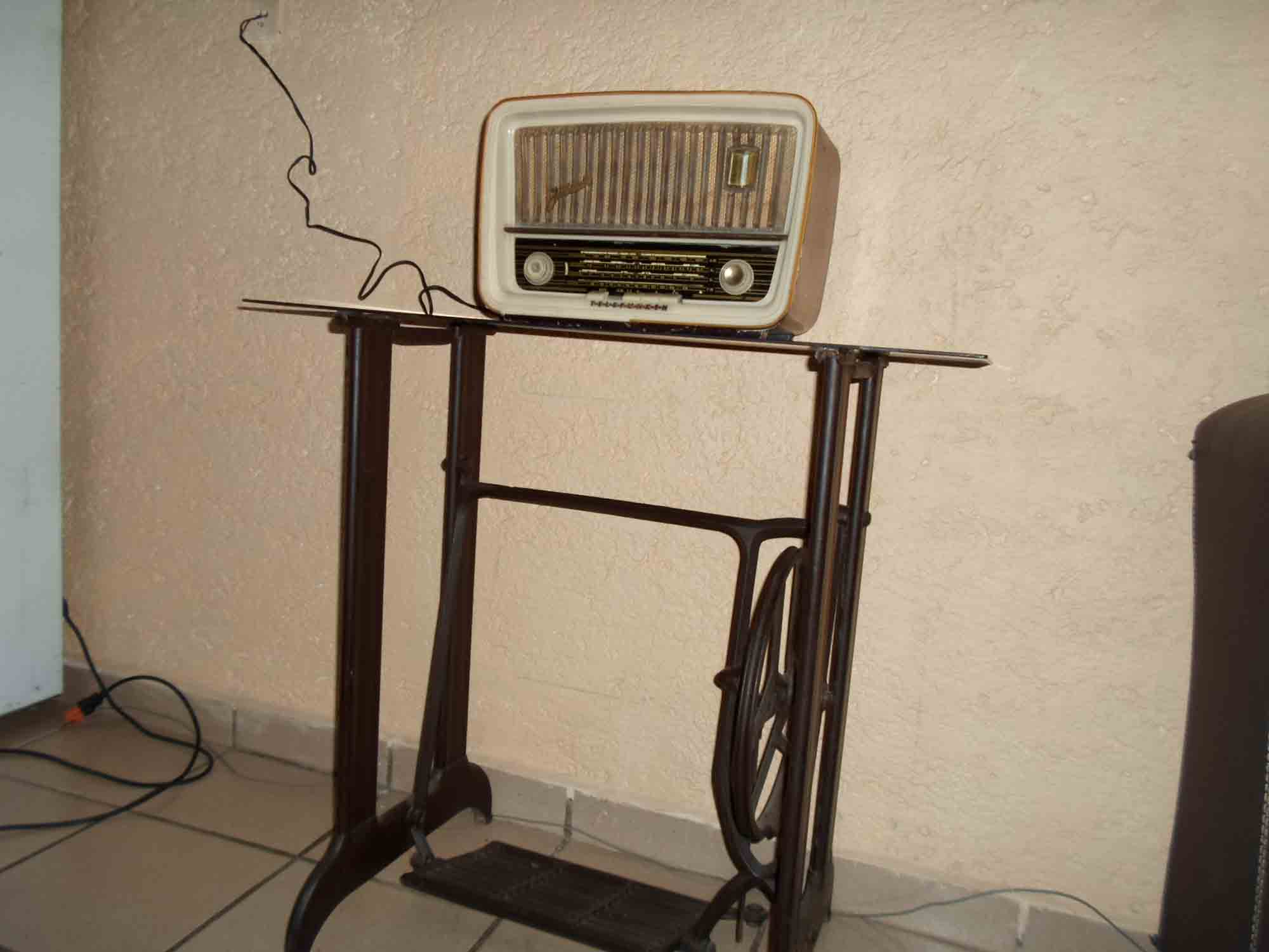 Radio sobre mueble máquina de pedal