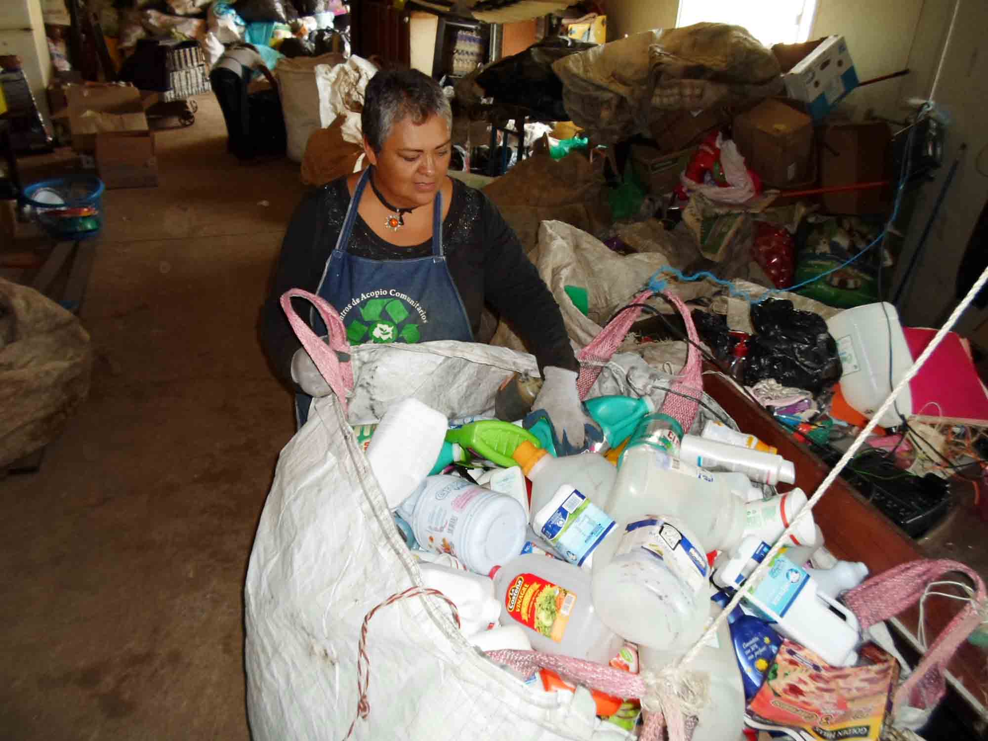 Selección de materiales en el centro de acopio