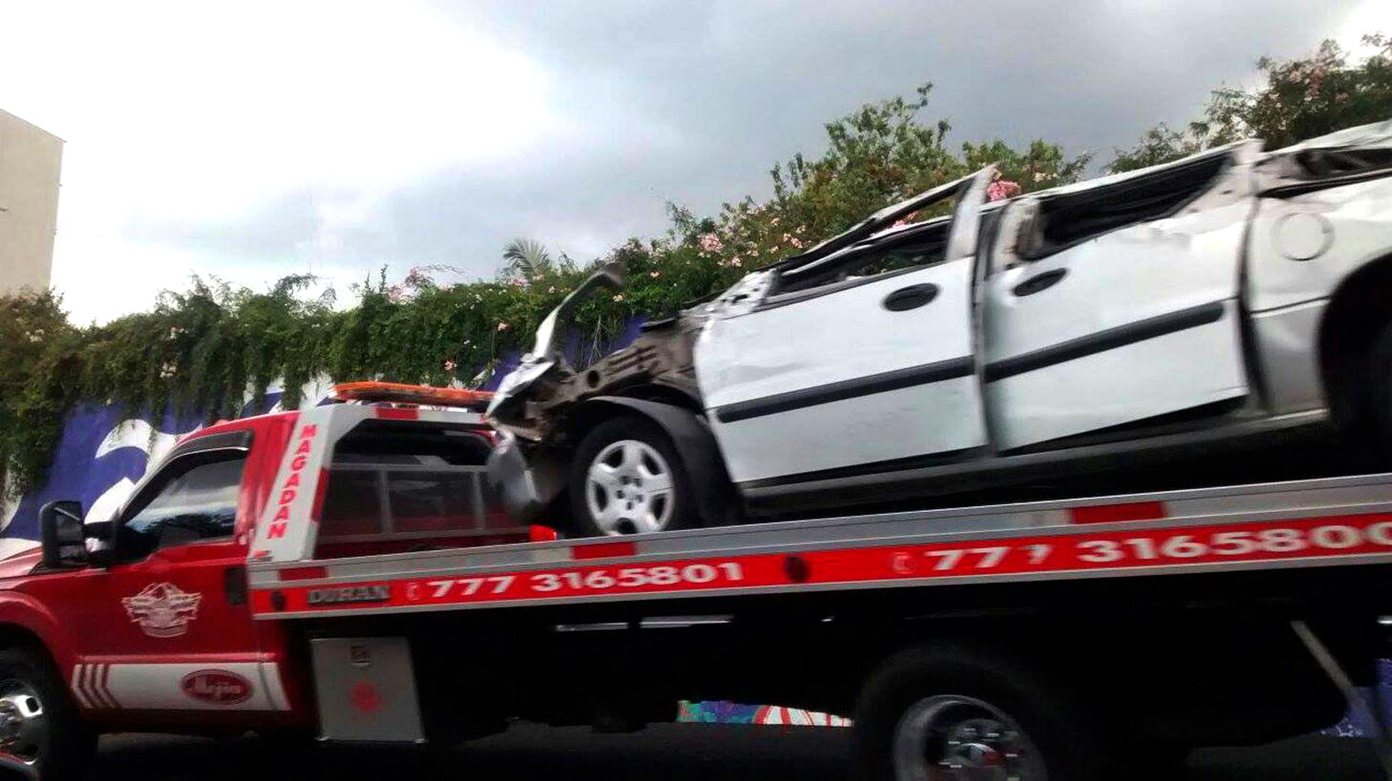 Camioneta aplastada por tráiler