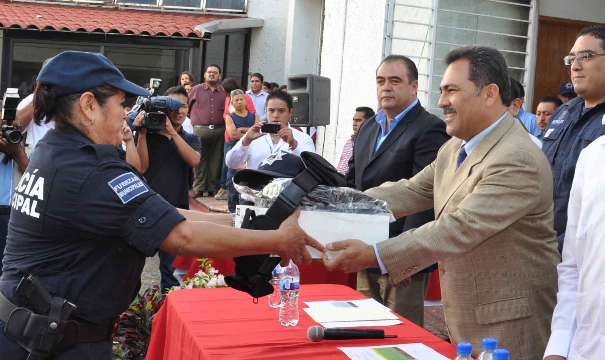 JMB en la Entrega de Uniformes a la Policía Preventiva de Cuernavaca