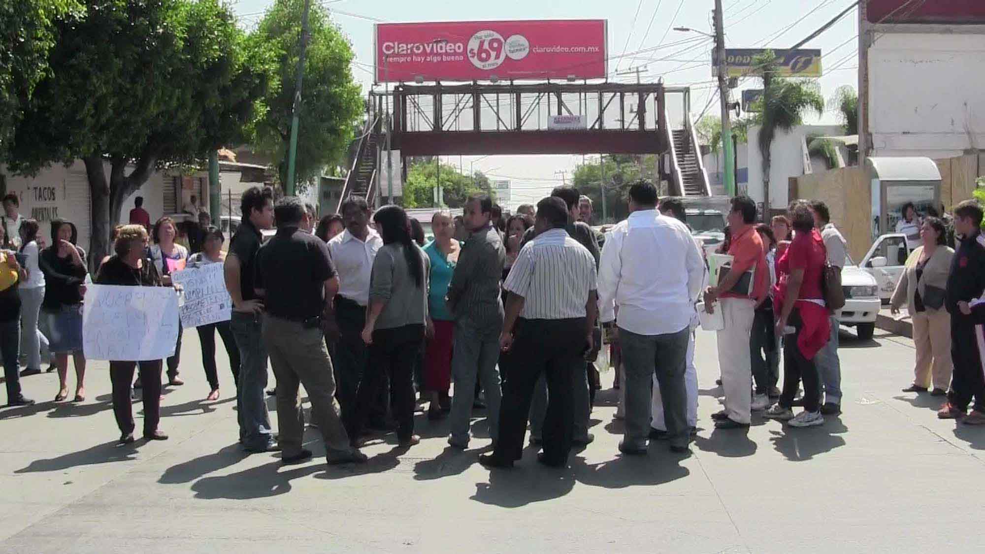 Padres de familia bloqueando calle