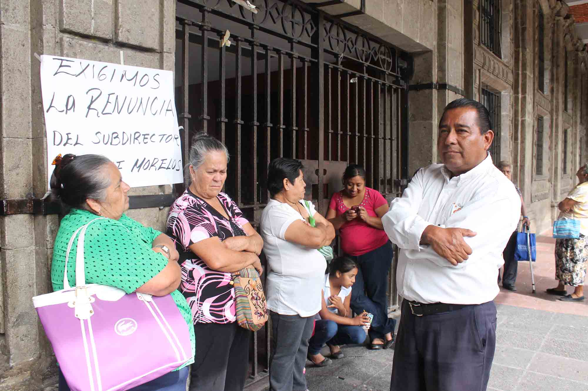 Piden renuncia de funcionario