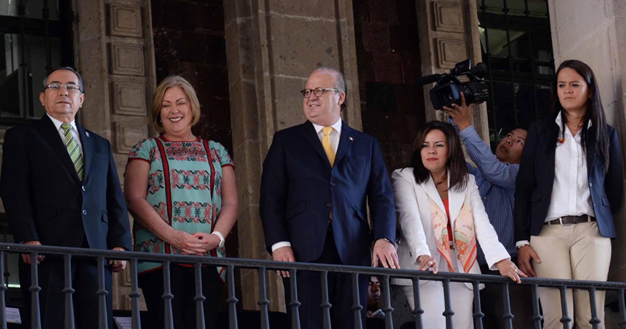 Graco Ramírez viendo el desfile 20 de noviembre