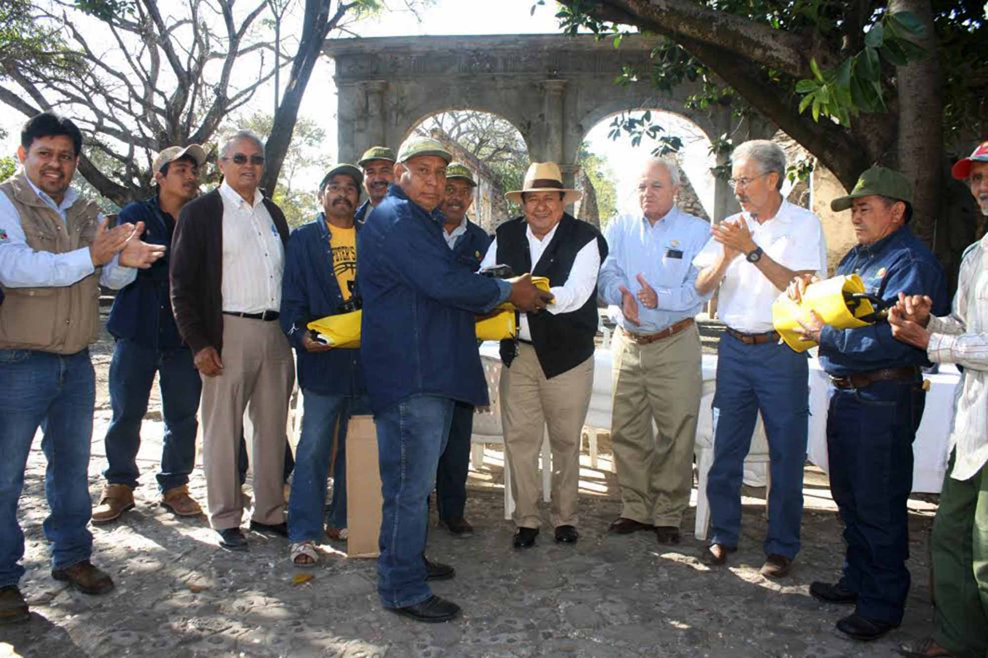 Agustìn Alonso entregando equipo