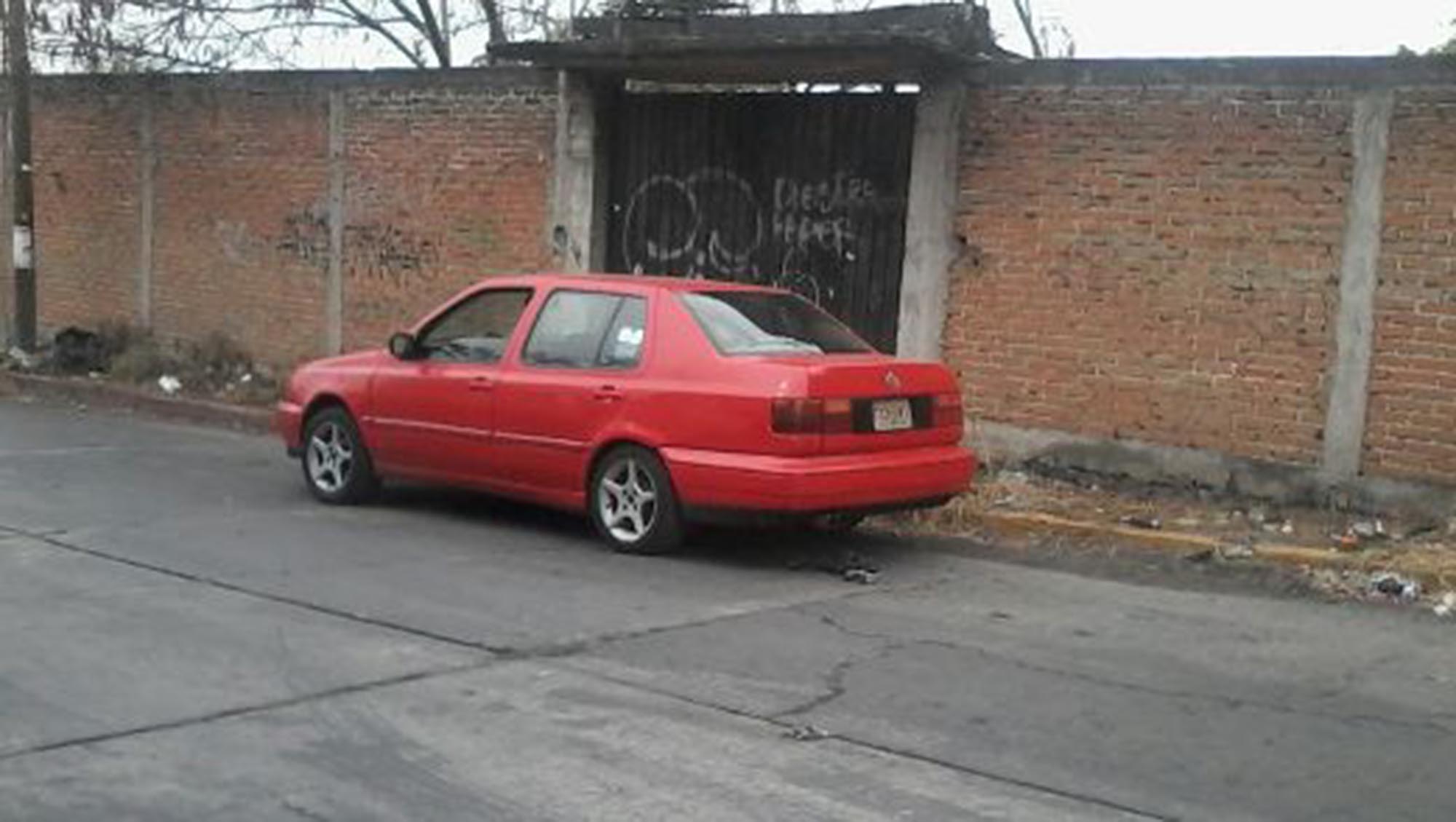 Auto que guadaba dos cuerpos en su cajuela