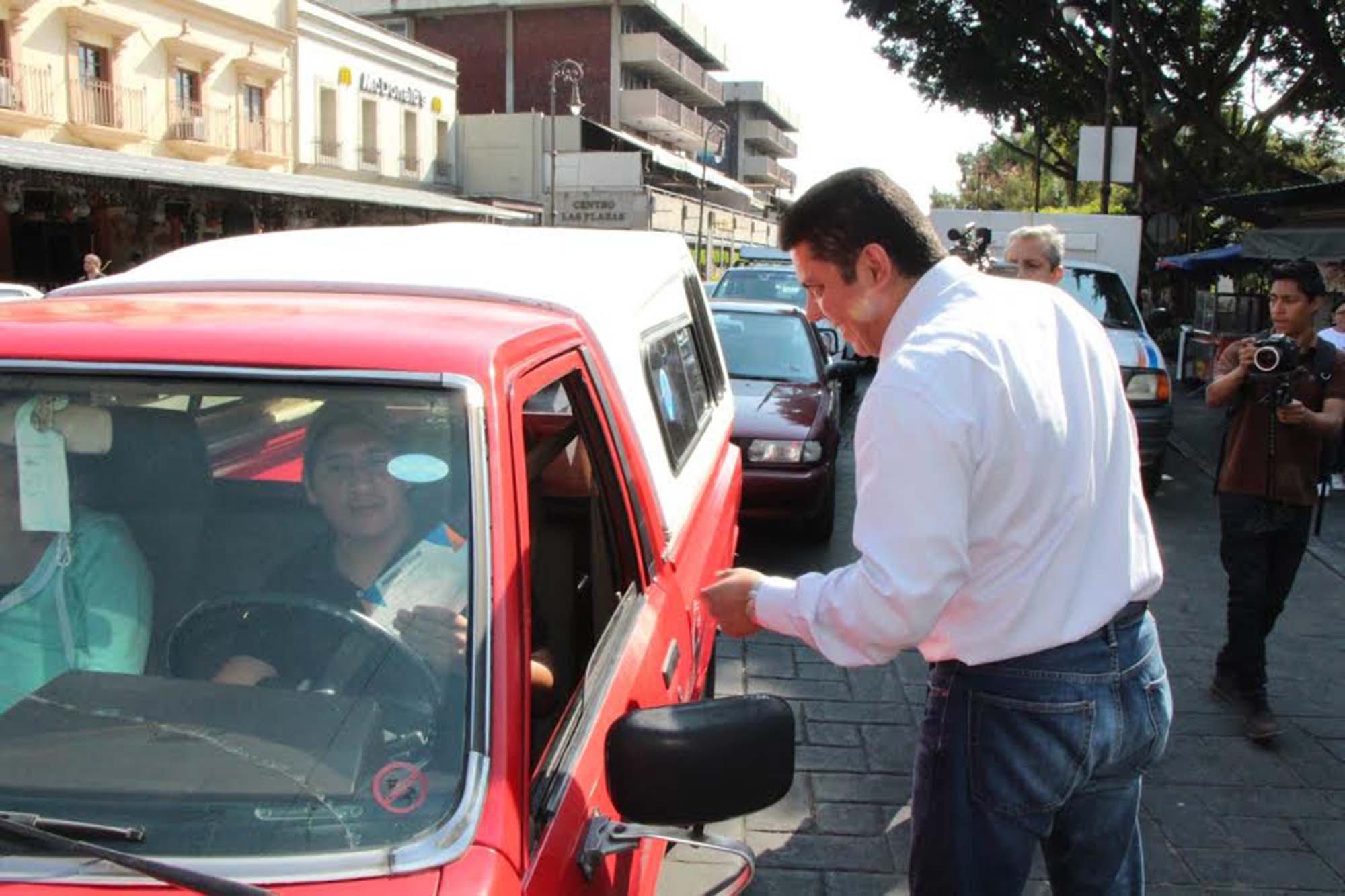 Javier Bolaños repartiendo folleto informativo