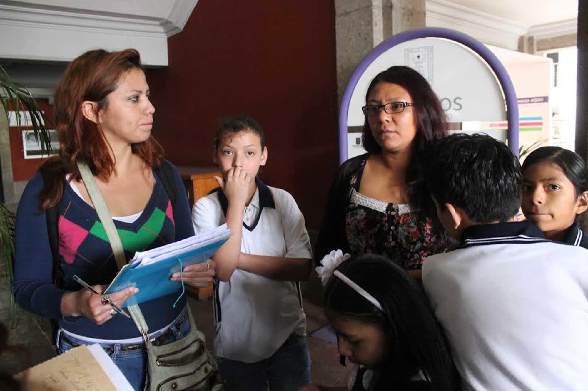 Piden renuncia de directora