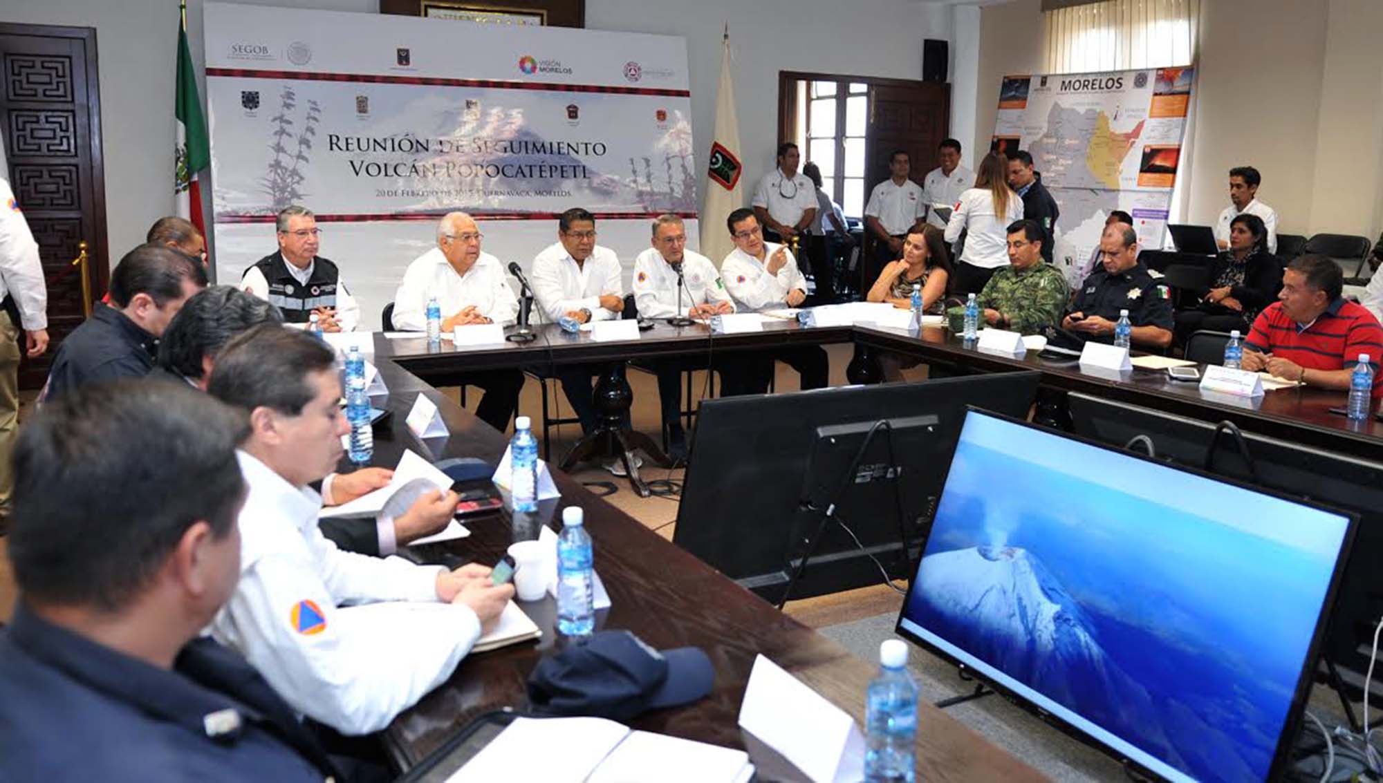Revisan situación de volcán