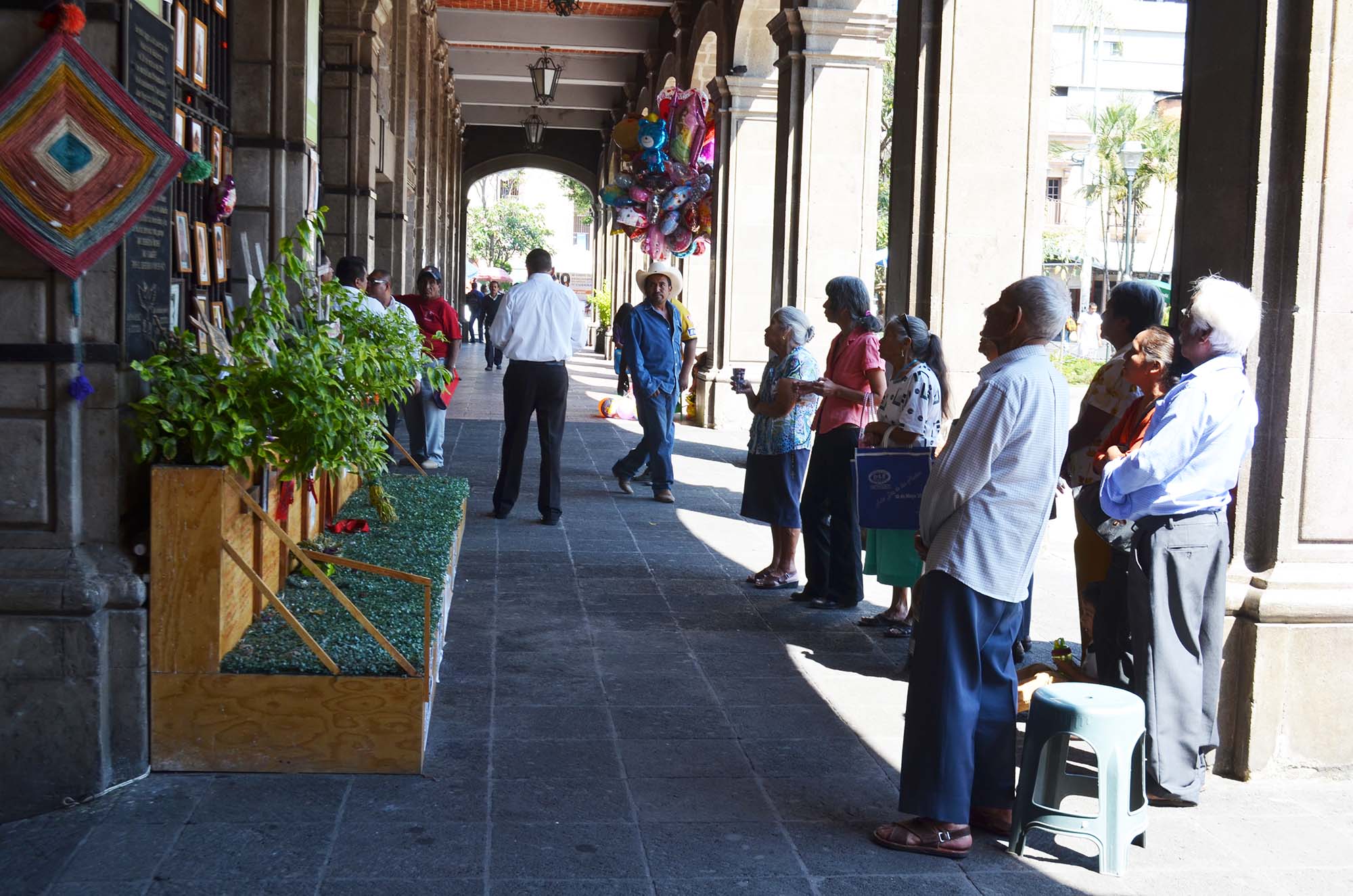 Víctimas rezando rosario frente a Palacio de Gobierno