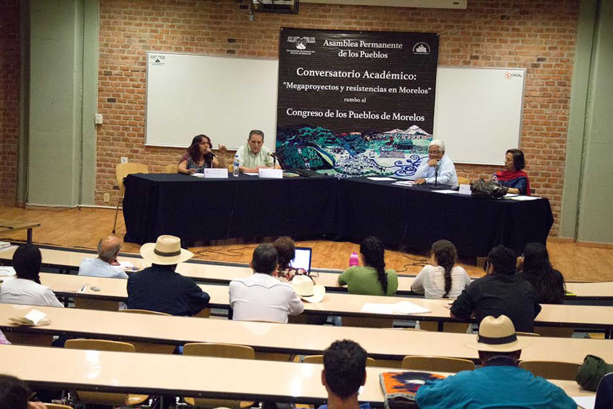 Conversatorio con activistas y académicos