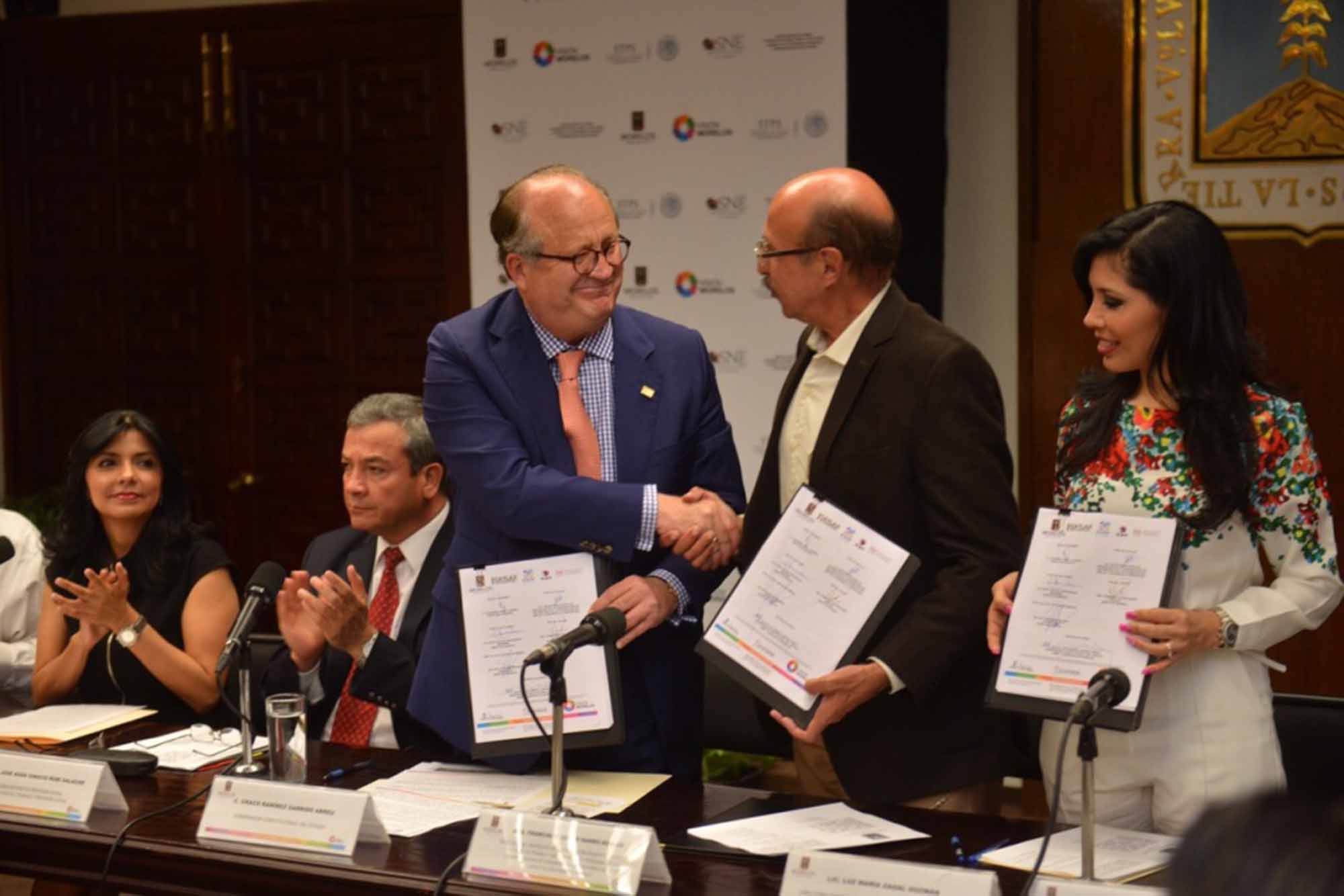Graco Ramírez firma de convenio