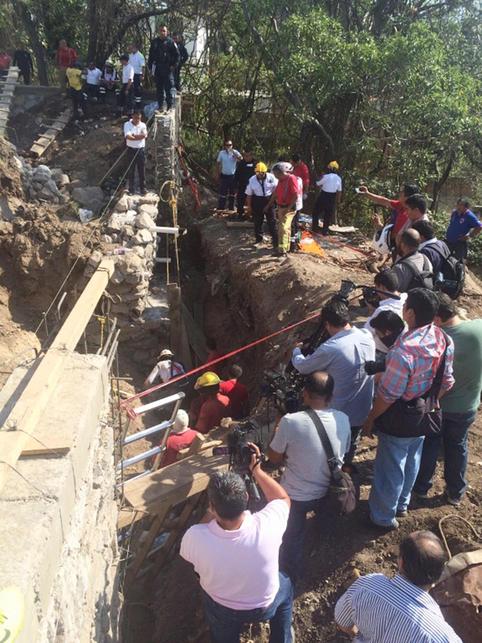 Obra se derrumba y entierra a varios