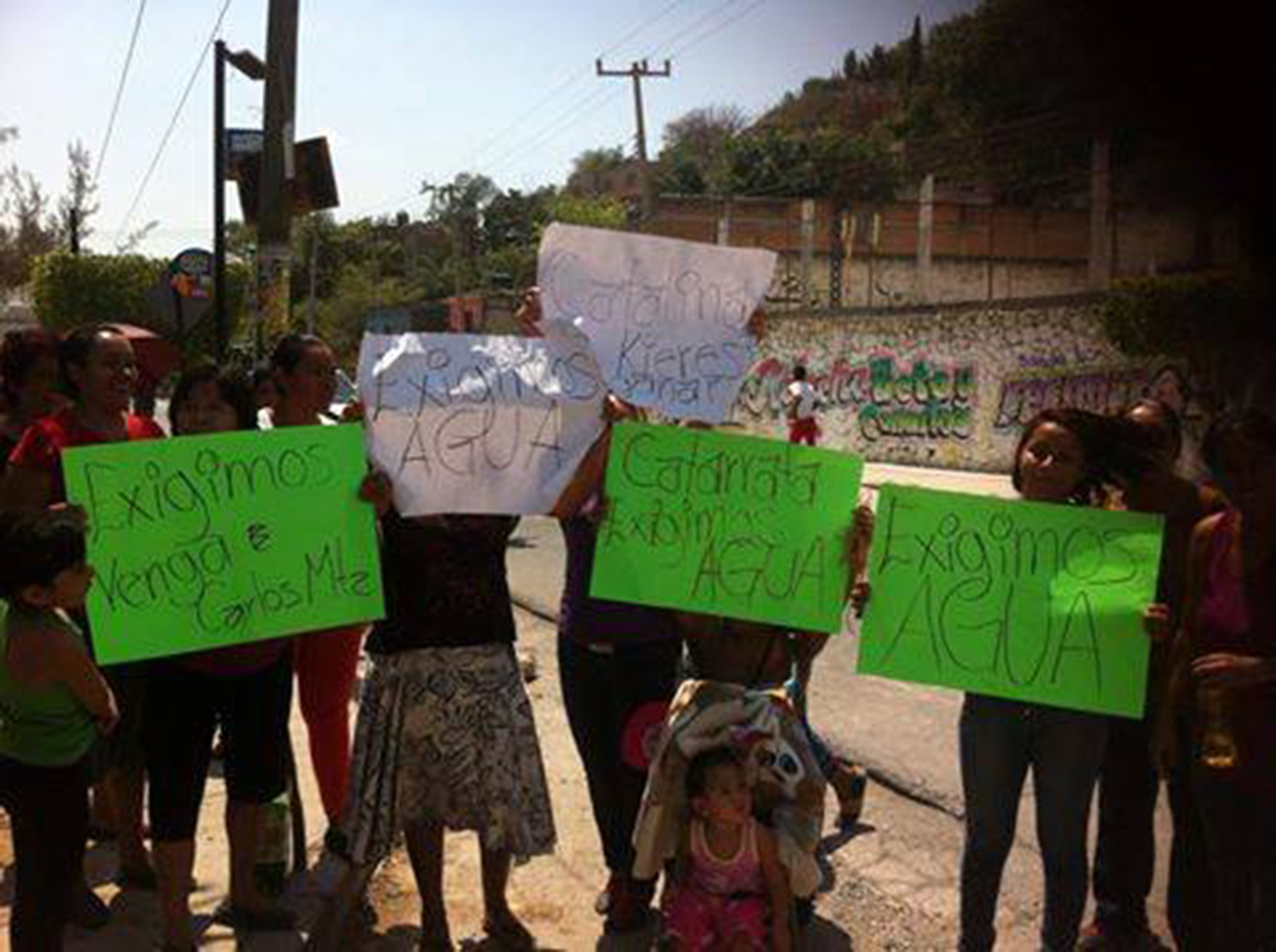 Vecinos exigen agua