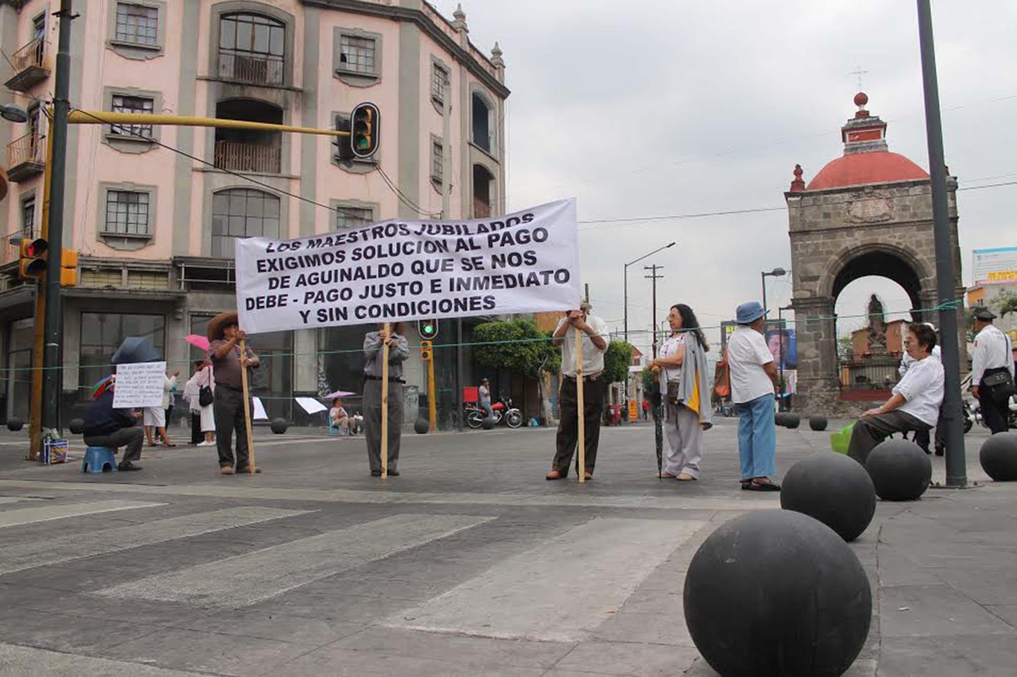 Profesores jubilados bloquenado avinida Morelos