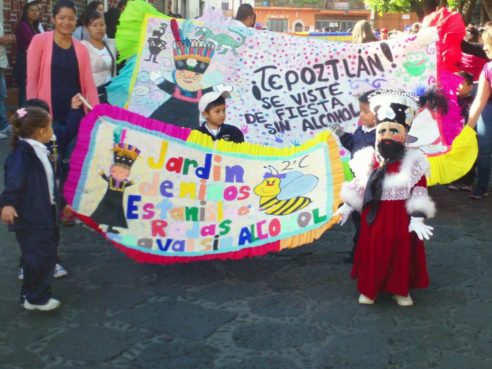 Niños marchando