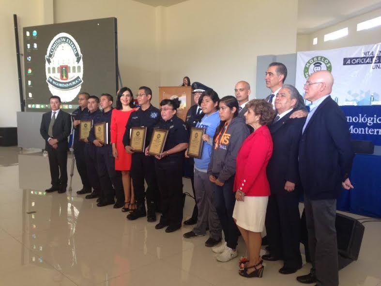 Reconocimiento a policías 