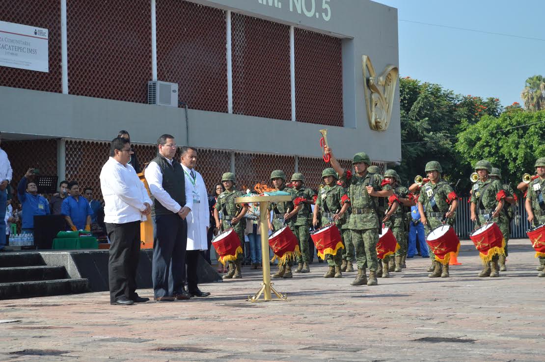 En acto cívico incineran bandera