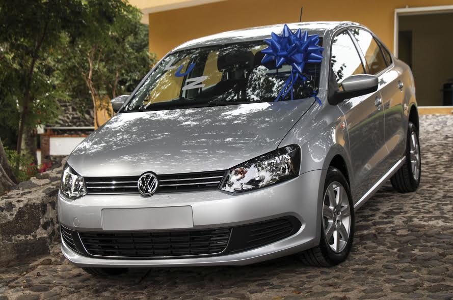 Entrega Patronato Universitario vehículo a la ganadora de la rifa