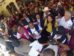 Diputados atienden a pobladores de Temixco