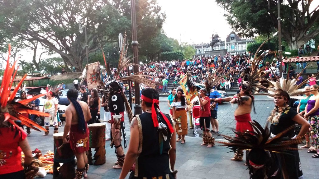 Danza banqueta y payasos en las gradas