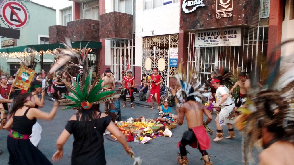 Danzantes en banqueta de Hidalgo