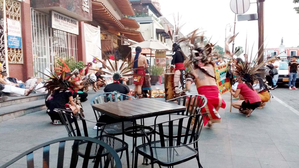 Danzantes junto al Café Clibrí