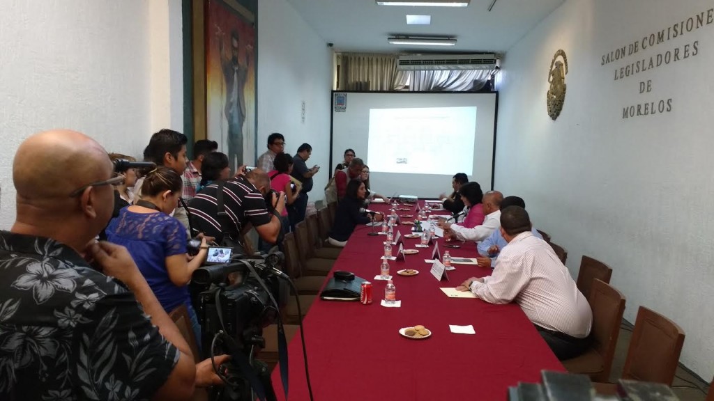 Diputados en sala de Comisiones