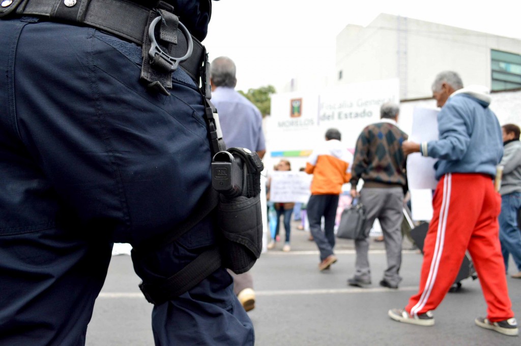 Policía documentando protesta